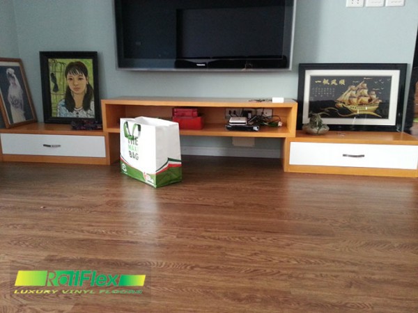 Sàn nhựa vân gỗ mã RF-VG02 lắp đặt cho phòng khách
